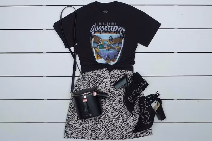 Mix cùng chân váy in họa tiết da báo Nếu muốn trở thành quý cô sành điệu trong mùa thu bạn hãy mix áo thun in hình màu đen với chân váy in họa tiết da báo. Đây cũng là set đồ giúp các bạn nữ tạo ấn tượng trong mắt người khác.