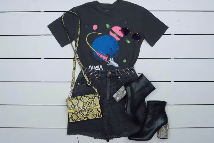 Mix cùng phụ kiện in da rắn Phụ kiện in họa tiết da rắn có thể tạo nên một điểm nhấn thật hay ho cho set đồ màu đen của bạn. Chiếc túi xách giúp bạn thu hút mọi ánh nhìn mà không hề quá rườm rà, loè loẹt.