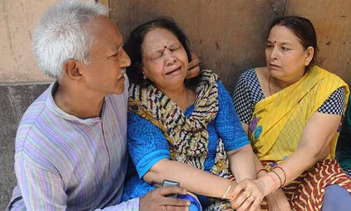 Người thân khóc ngất khi đưa tiễn 11 người cùng một lúc.