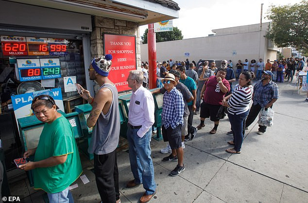 Dân Mỹ xếp hàng mua vé số Mega Millions.