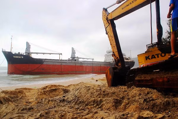 Tàu Thanh Hải 18, hành trình từ Vũng Tàu – Quảng Ninh, gặp bão số 12 (sáng 14.11.2017) nên vào trú bão tại phao số 0, cảng Quy Nhơn. Nhưng sau đó, tàu bị gió bão đánh đứt dây neo dạt vào bãi cát Ghềnh Ráng (TP.Quy Nhơn) mắc cạn. Trên tàu có 9.000 lít dầu DO.