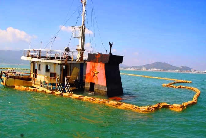 Theo ông Huỳnh Anh Văn - Trưởng phòng Pháp chế Cảng Quy Nhơn, để giải cứu những con tàu đắm ở vịnh Quy Nhơn đã có 5 đơn vị tham gia trục vớt.