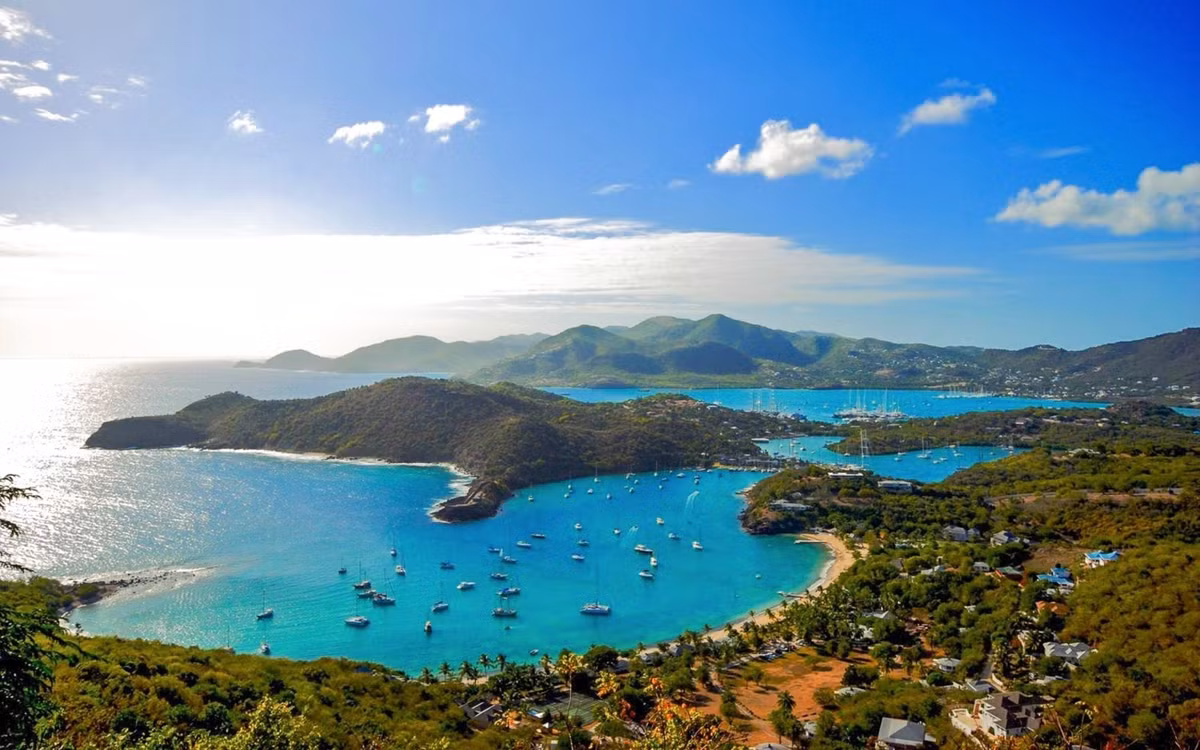 Một trong những điểm thu hút người nổi tiếng tìm đến Barbados - một đảo quốc độc lập ở phía tây của Đại Tây Dương, phía đông của biển Caribe chính là việc di chuyển khá dễ dàng. Vì Barbados chỉ nằm cách thành phố London của Anh 8 giờ đi bằng máy bay và thành phố New York của Mỹ chỉ 1,5 giờ bay.