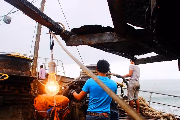 Cuộc giải cứu sự cố tàu đắm trên vịnh Quy Nhơn vẫn đang được triển khai.