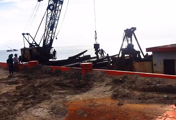 “Ngoài tàu Thanh Hải 18, chúng tôi đã huy động 30 công nhân tập trung tiến độ tiến hành hoàn thành trục vớt tàu Hoa Mai 68. Tàu Hoa Mai có 3.095 tấn quặng apatit, công nhân đang bốc dở hàng trước khi trục vớt. Nếu thời tiết thuận lợi, dự kiến trong 7 ngày nữa tàu sẽ nổi”, ông Hùng cho hay.