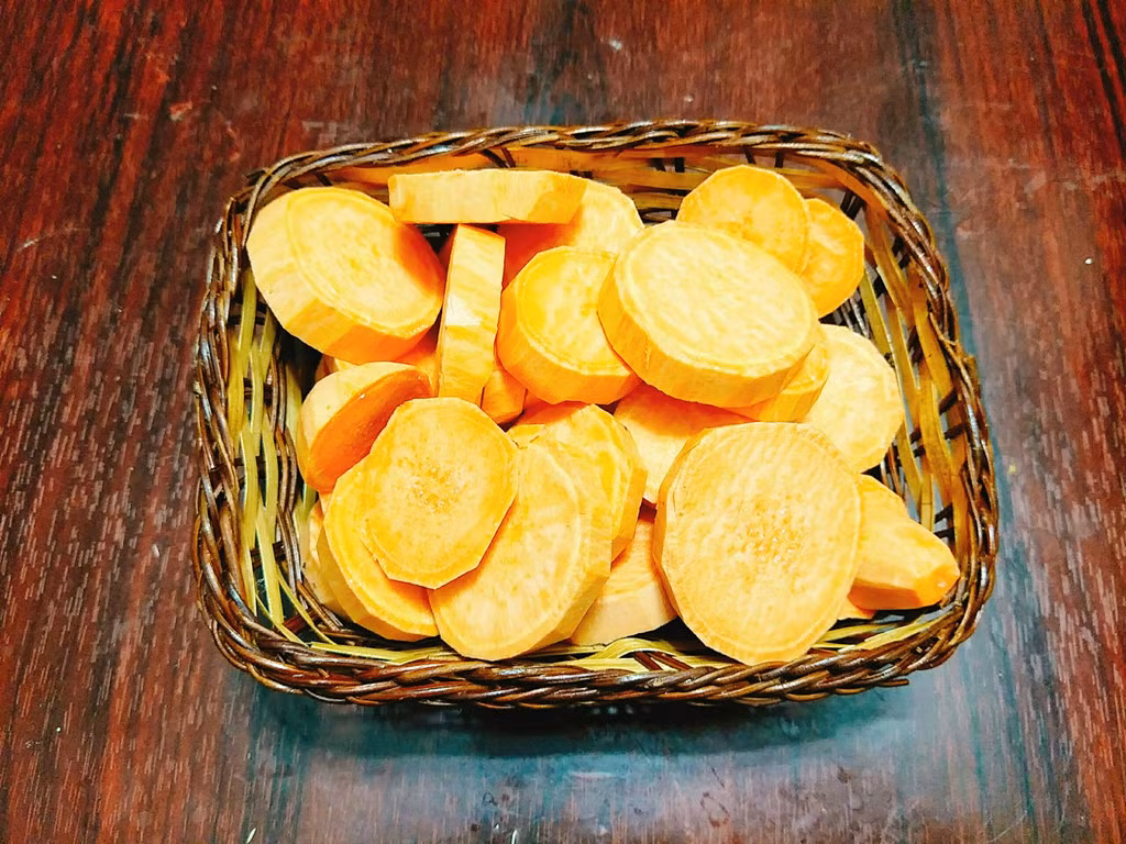 Hướng dẫn cách làm món khoai lang kén: Khoai lang bạn đem rửa sạch rồi nạo vỏ, thái khoanh vừa mỏng sau đó đem rửa sạch. Cho khoai vào xửng và hấp cho tới khi khoai chín mềm.