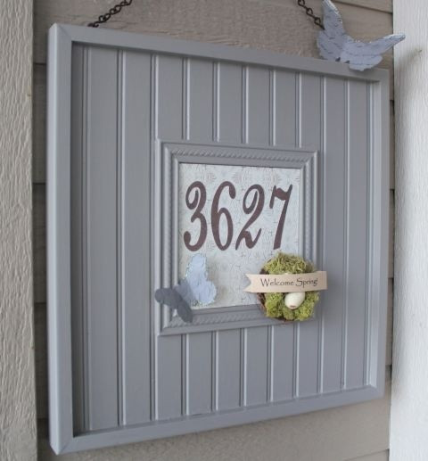 Trang trí biển số nhà với những thông điệp ý nghĩa gắn liền với từng mùa trong năm cũng là cách làm được nhiều gia chủ áp dụng. 