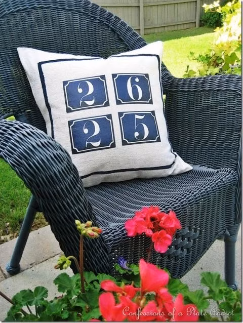 "Hy sinh" chiếc gối cũ và bạn sẽ có ngay một chiếc biển số nhà cực kỳ độc đáo.