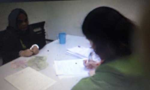 Bà Nhung (bìa trái) khai nhận hành vi tại cơ quan công an. Ảnh: Duy Chiến