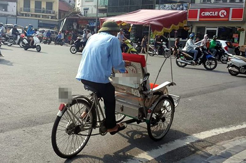 Khach Tay giat minh nhan chiec bat lua tu nguoi ban hang rong
