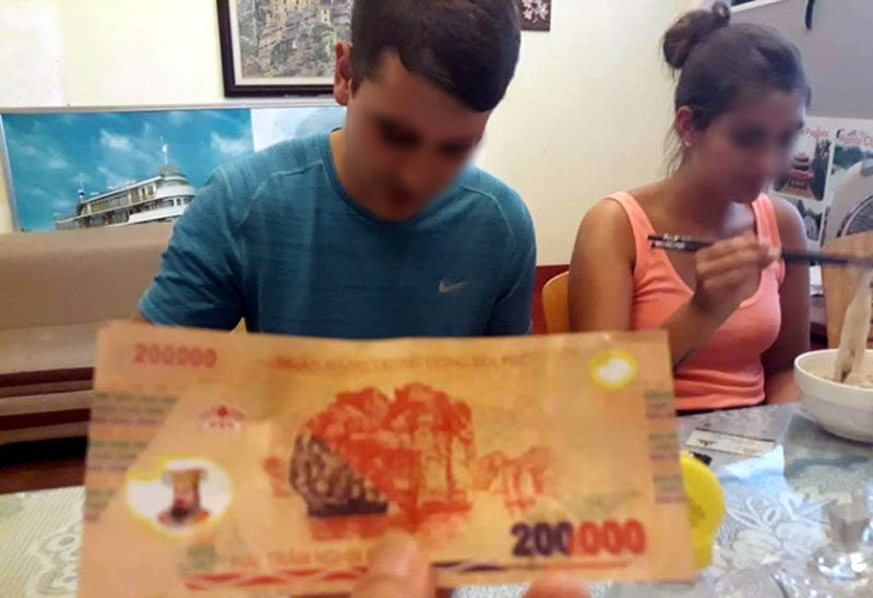 Khach Tay giat minh nhan chiec bat lua tu nguoi ban hang rong-Hinh-2