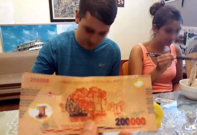 Khach Tay giat minh nhan chiec bat lua tu nguoi ban hang rong-Hinh-2