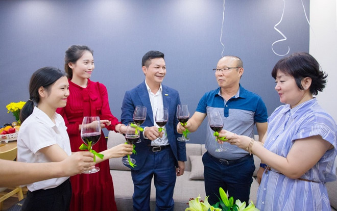 Bữa tiệc chào mừng tân chủ nhân được tổ chức tại nơi ở mới của HLV người Hàn Quốc. Phó chủ tịch CENLand Phạm Thanh Hưng đã bày tỏ sự cảm ơn và tin tưởng HLV Park Hang Seo sẽ tiếp tục dẫn dắt đội tuyển Việt Nam gặt hái thành công trong những trận đấu sắp tới.