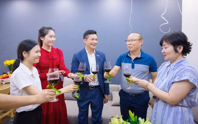 Bữa tiệc chào mừng tân chủ nhân được tổ chức tại nơi ở mới của HLV người Hàn Quốc. Phó chủ tịch CENLand Phạm Thanh Hưng đã bày tỏ sự cảm ơn và tin tưởng HLV Park Hang Seo sẽ tiếp tục dẫn dắt đội tuyển Việt Nam gặt hái thành công trong những trận đấu sắp tới.
