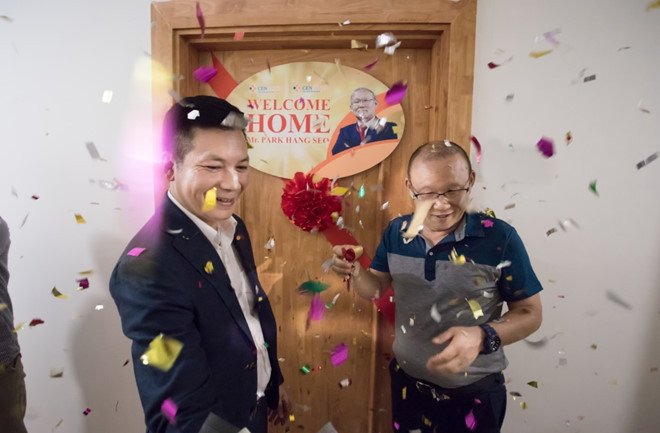 Căn hộ tọa lạc trên tầng cao của dự án The K-Park (thuộc khu đô thị Văn Phú, Hà Đông, Hà Nội) được Phó chủ tịch CENLand - ông Phạm Thanh Hưng - trao tận tay HLV Park Hang Seo vào ngày 1/10. Đây là món quà được lãnh đạo CENLand - thành viên của Tập đoàn CENGroup - dành tặng cho HLV đội tuyển U23 Việt Nam sau chiến tích hồi đầu năm tại Thường Châu (Trung Quốc).