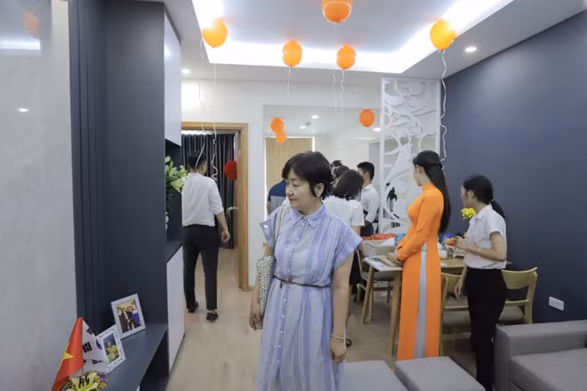 Trừ khoảng thời gian tập trung cùng các đội tuyển và thi đấu, HLV Park Hang Seo sẽ cùng vợ - bà Choe Sang Ah- sống tại căn hộ này. Ngôi nhà của vị HLV cũng chỉ cách Liên đoàn Bóng đá Việt Nam - nơi ông Park làm việc chưa tới 10 km.