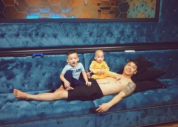 Người đẹp tâm sự, ngoài đam mê ca hát thì Lê Hoàng rất thích đá bóng và xây sửa nhà.