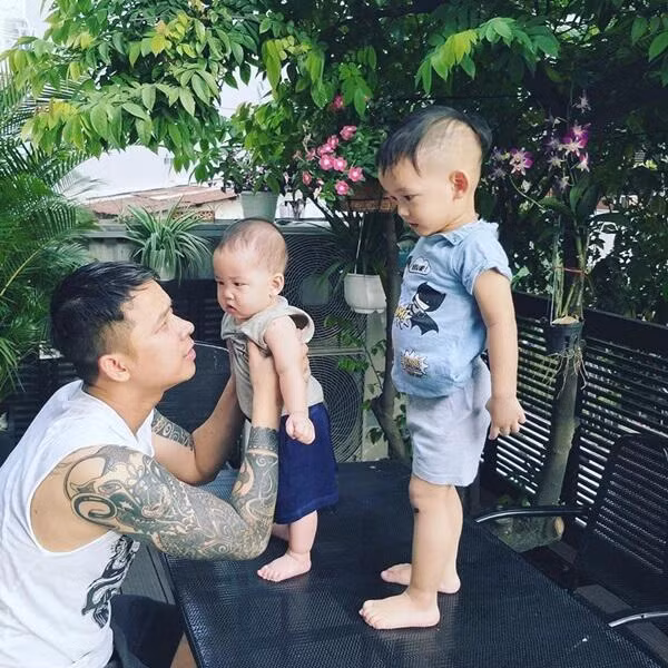 Được biết, gia đình của Lê Hoàng - Việt Huê đang ở trong một ngôi nhà rộng rãi tại TP Hồ Chí Minh. Nội thất bên trong nhà được chọn phong cách giản dị hiện đại với gam màu trung tính.