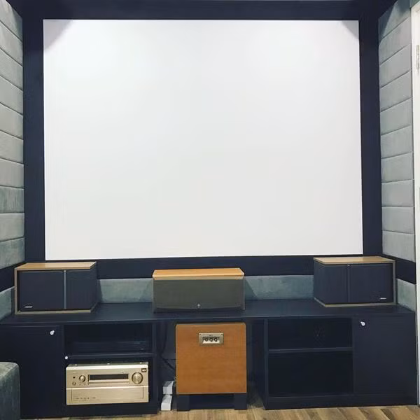 Nhìn thấy chồng dồn nhiều tâm huyết cho tổ ấm nhỏ, "Nên chồng đòi bán nhà mãi em không chịu. Bao nhiêu khó khăn, cực khổ của chồng, vợ đều thấy hết nên thật lòng là không nỡ", Việt Huê cho hay.