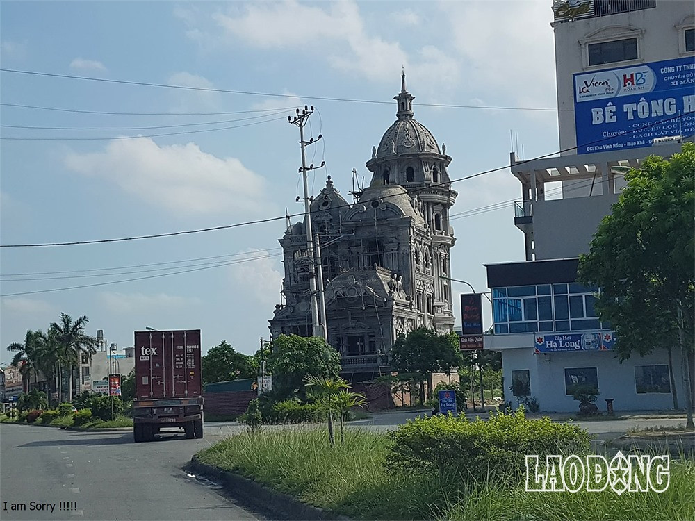 Đi từ xa cũng có thể quan sát thấy sự đồ sộ của ngôi biệt thự nhiều tỷ này.