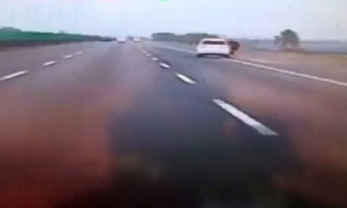 Cô gái trẻ nhảy ra khỏi ô tô đang chạy trên cao tốc.