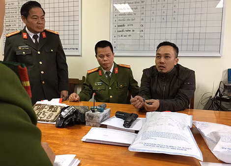 Đại tá Phạm Mạnh Thường, Giám đốc Công an tỉnh Bắc Giang lấy lời khai của đối tượng.