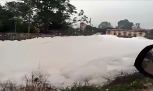 Hình ảnh dòng sông Châu Giang xuất hiện lớp bọt trắng xóa. Ảnh cắt từ clip.