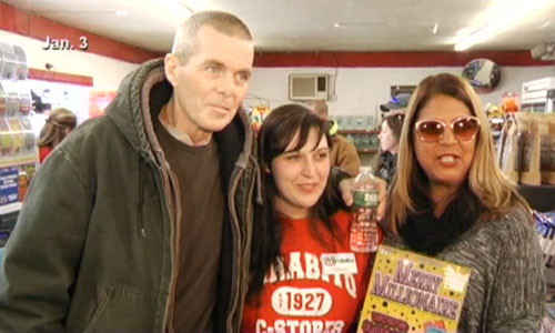 Ông Donald Savastano và người thân khi nhận giải thưởng xổ số. Ảnh: WABC