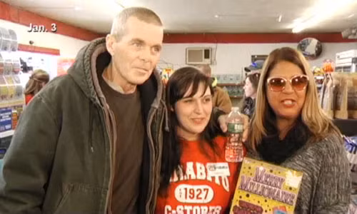 Ông Donald Savastano và người thân khi nhận giải thưởng xổ số. Ảnh: WABC