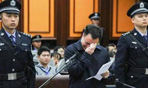 Vạn Khánh Lương trước tòa.