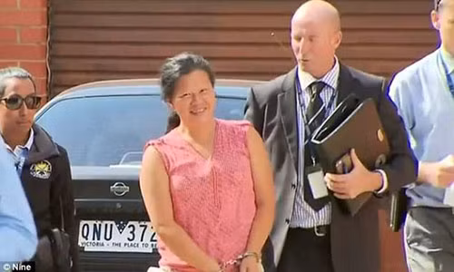 Hình ảnh camera giám sát cho thấy bà Le dắt chó đi dạo. Ảnh: Nine