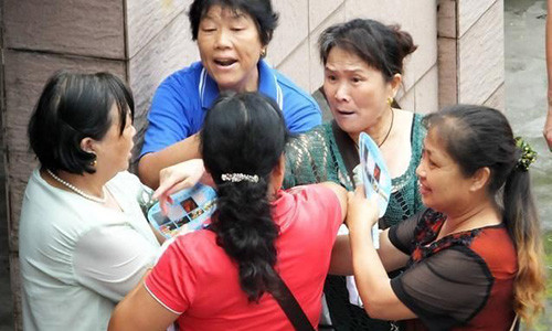 Gai tre khien con trai chong U70 vua gap da choang vang