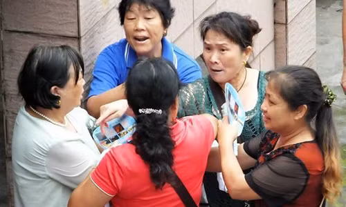 Gai tre khien con trai chong U70 vua gap da choang vang