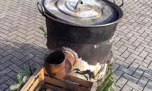 Thiếu nữ bỏng nặng sau khi bị hai người mặc trang phục phù thủy thả vào vạc nước đun sôi. Ảnh: Twitter/SWR