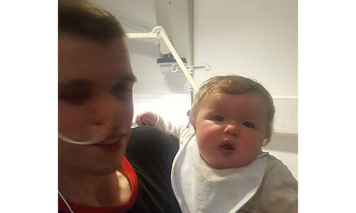 Dainel McGrath và con gái 6 tháng tuổi.