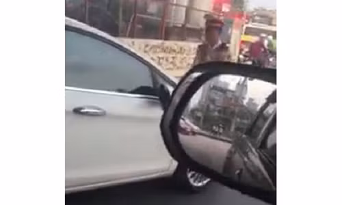 CSGT ra hiệu dừng xe, nữ tài xế nhấn ga vượt đèn đỏ. Ảnh cắt từ clip.