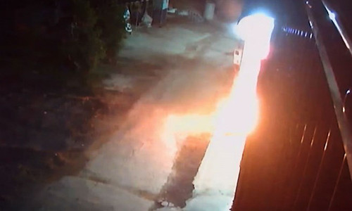 Các nghi can ném bom xăng vào nhà dân.