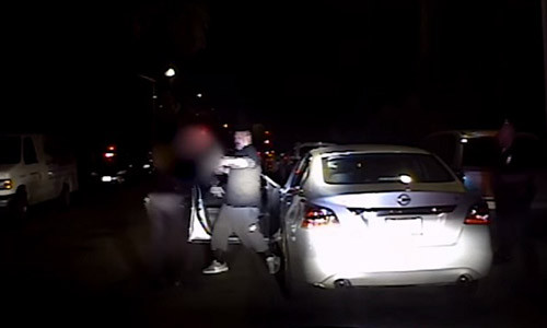 Nu canh sat My bi thanh vien bang dang ma tuy rut sung ban guc