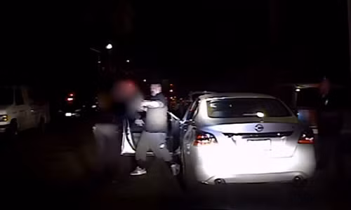 Nu canh sat My bi thanh vien bang dang ma tuy rut sung ban guc