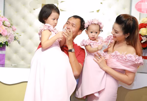 Vũ Thu Phương bên ông xã và hai con gái.