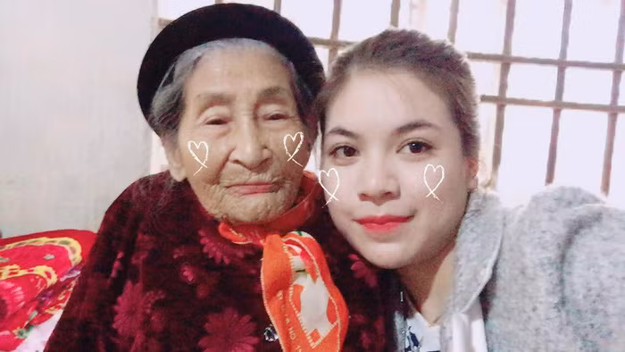 "Nội mình đã ra đi được 10 năm. Hồi còn sống, nội cũng hay đơm áo cho con cháu. Mình nhớ nội lắm" - Ảnh: NGUYỄN BẢO NGỌC