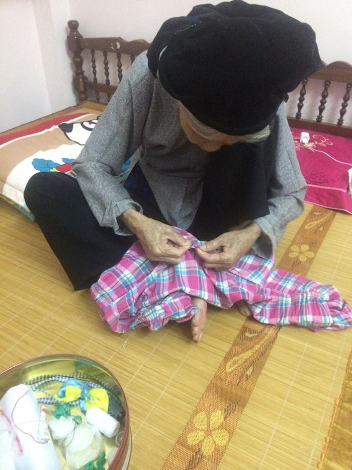 Dù tuổi đã cao nhưng bà của Việt Hà vẫn cần mẫn mỗi ngày vá áo cho con cháu làm cư dân mạng cảm động - Ảnh: VIỆT HÀ