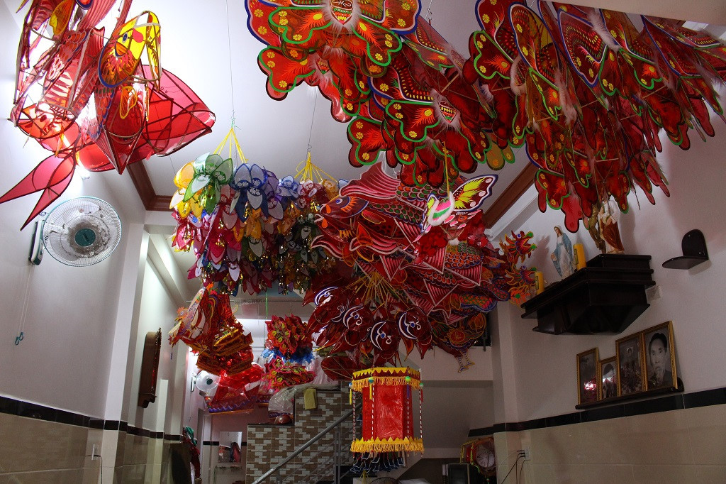 Noi buon cua nghe nhan lam long den mua Trung thu e-Hinh-2