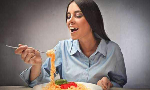 Do dấu hiệu mang thai chữa rõ ràng nên nhiều mẹ trong thời điểm này vẫn ăn uống "thả ga".(Ảnh minh họa)