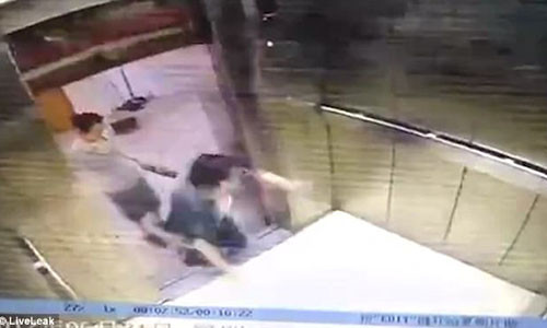 Người phụ nữ không may bước vào thang máy đang di chuyển.