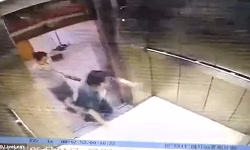 Người phụ nữ không may bước vào thang máy đang di chuyển.