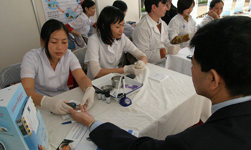 Người bệnh đái tháo dường cần đo đường huyết thường xuyên. Ảnh: TM