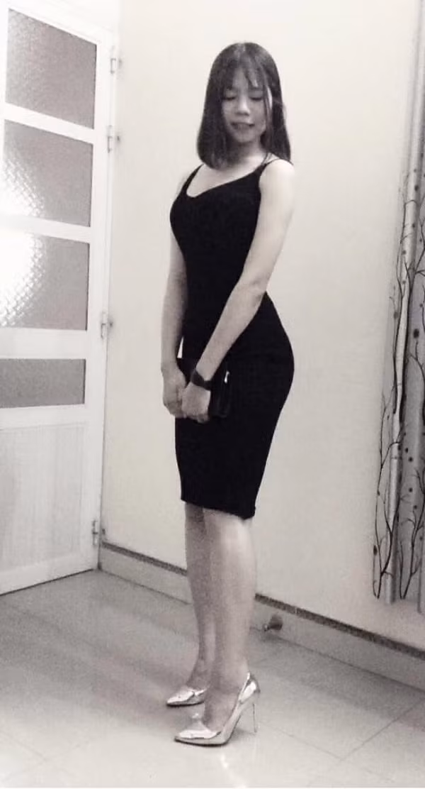 Trái ngược với thân hình cơ bắp khi tập gym, ngoài đời chủ thớt có vóc dáng nóng bỏng.