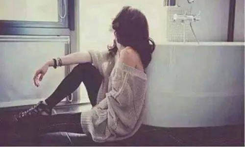 Gai xinh bi hoan cuoi vi lo chui the khi me chong tuong lai goi dien