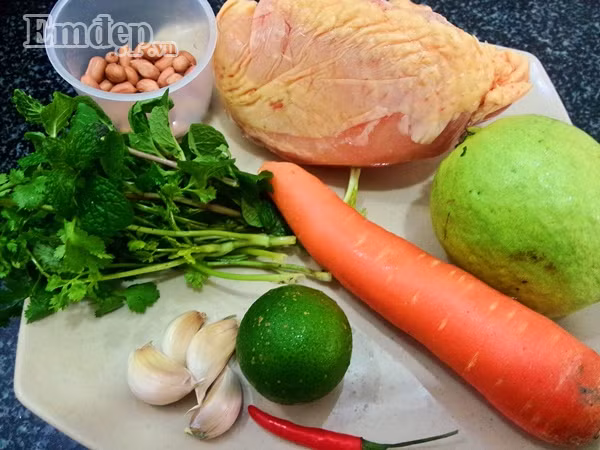 Nguyên liệu làm món nộm ổi gồm: - Ổi: 1 quả to - Thịt ức gà: 200 gr - Cà rốt: 1 củ nhỏ - Rau mùi, rau húng bạc hà - Lạc, chanh, tỏi, ớt - Đường, nước mắm, bột canh, muối trắng